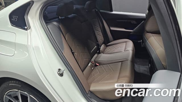 BMW 5 Series 2025 — Photo 16/32
