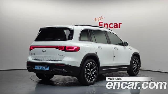 Mercedes-Benz EQB 2023 — ფოტო 15/20