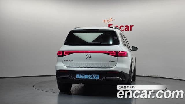 Mercedes-Benz EQB 2023 — ფოტო 8/20