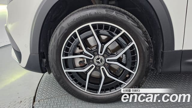 Mercedes-Benz EQB 2023 — ფოტო 17/20