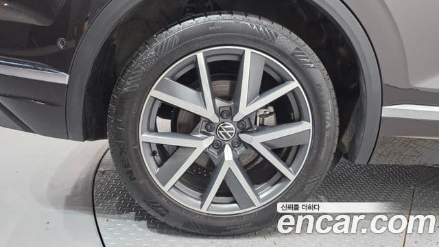 Volkswagen Touareg 2023 — Şəkil 17/37