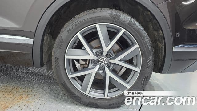Volkswagen Touareg 2023 — Şəkil 23/37
