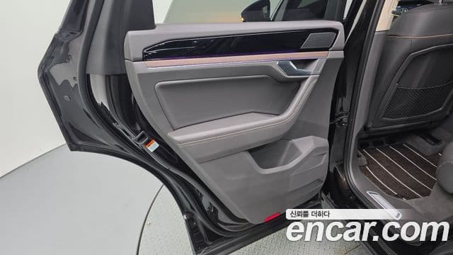 Volkswagen Touareg 2023 — Şəkil 15/37
