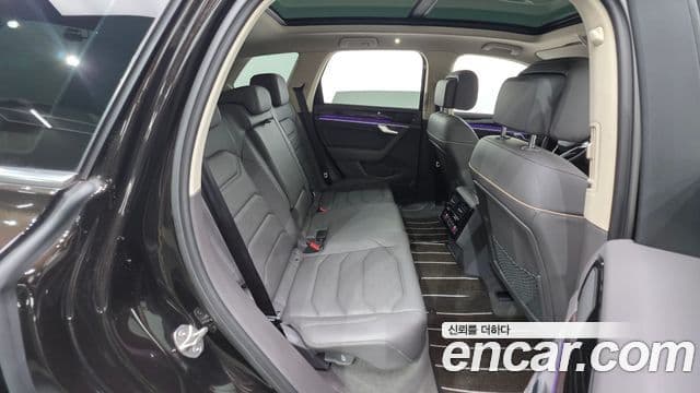 Volkswagen Touareg 2023 — Şəkil 32/37