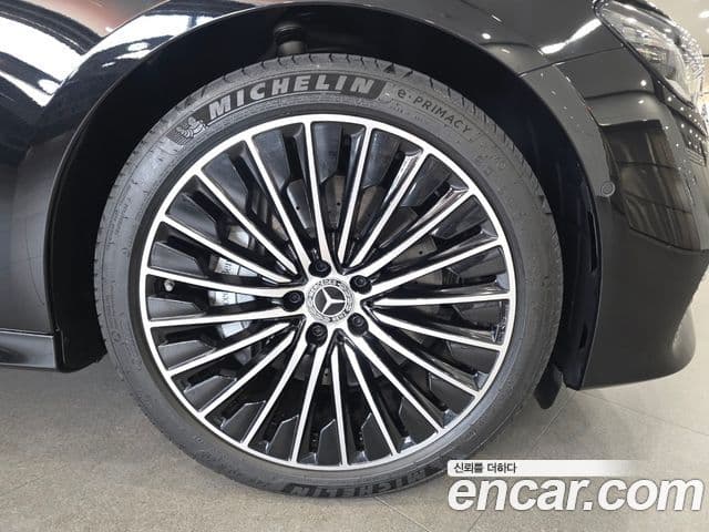 Mercedes-Benz E-Class 2025 — Photo 8/20
