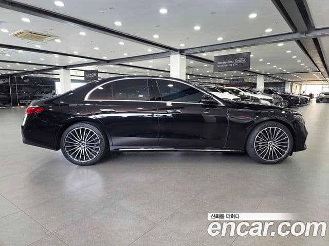 Mercedes-Benz E-Class 2025 — Photo 10/20