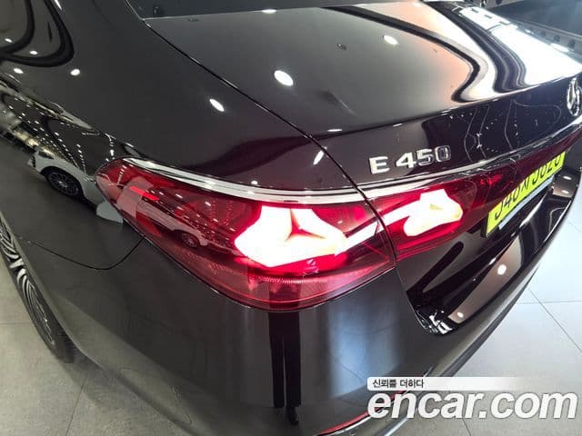 Mercedes-Benz E-Class 2025 — Photo 9/20