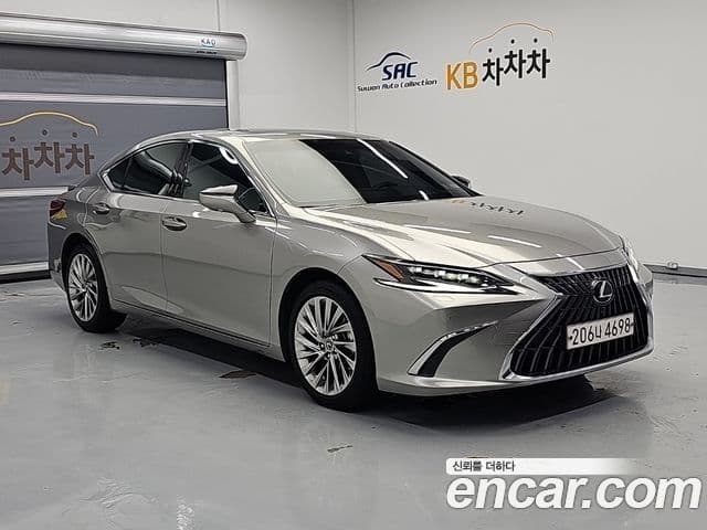 Lexus ES300h 2024 — ფოტო 8/19