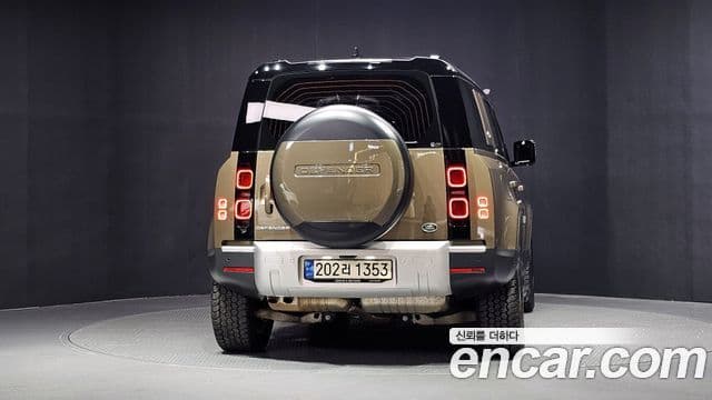 Land Rover Defender 2021 — Photo 2/32