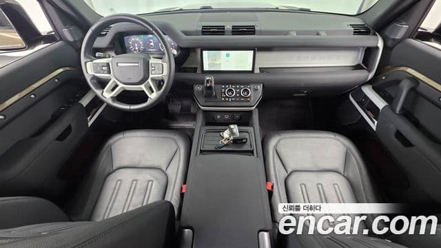 Land Rover Defender 2021 — Photo 24/32