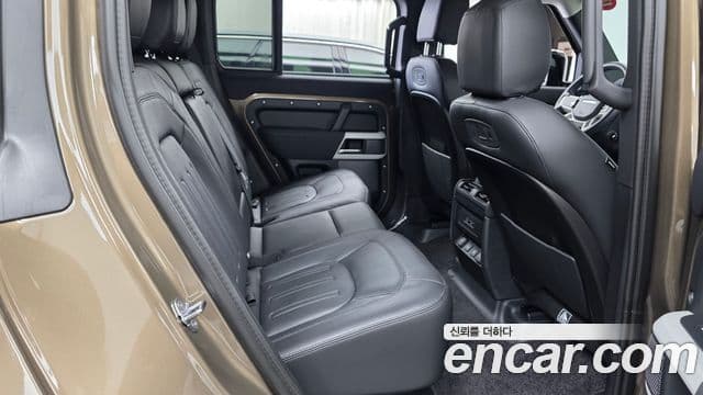 Land Rover Defender 2021 — Photo 23/32