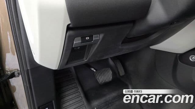 Land Rover Defender 2021 — Photo 29/32