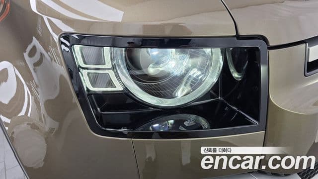 Land Rover Defender 2021 — Photo 28/32