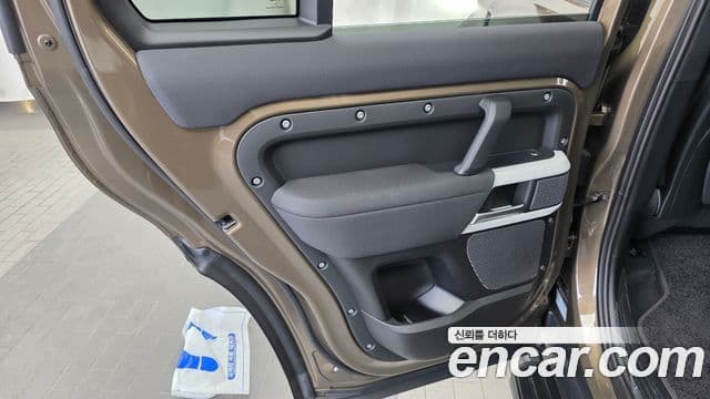 Land Rover Defender 2021 — Photo 13/32