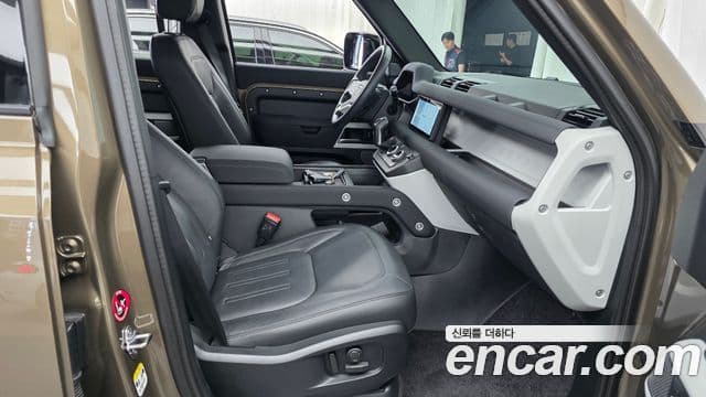 Land Rover Defender 2021 — Photo 8/32