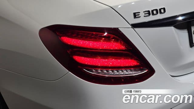Mercedes-Benz E-Class 2018 — Photo 27/32