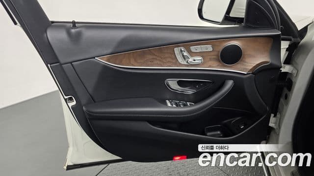 Mercedes-Benz E-Class 2018 — Photo 8/32
