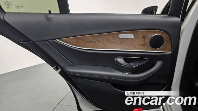 Mercedes-Benz E-Class 2018 — Photo 22/32
