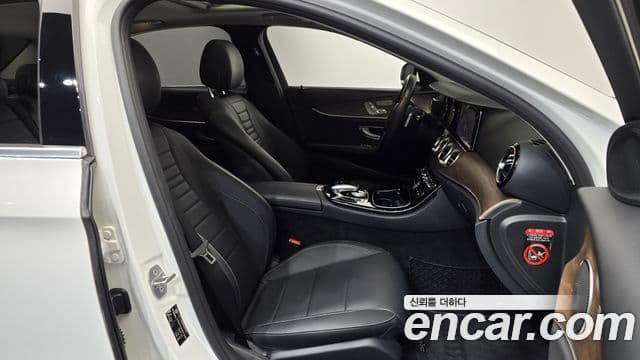 Mercedes-Benz E-Class 2018 — Photo 24/32