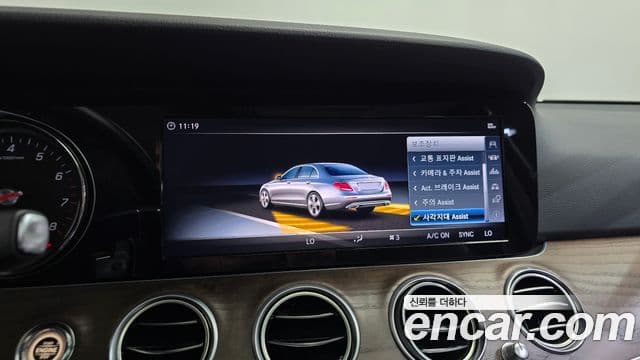 Mercedes-Benz E-Class 2018 — Photo 10/32
