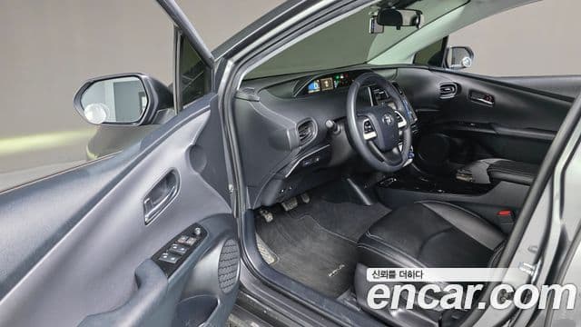Toyota Prius 2018 — Şəkil 8/30
