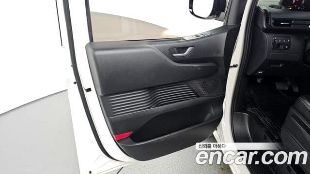 Hyundai Staria 2022 — ფოტო 8/32