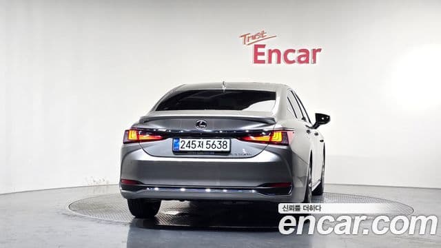 Lexus ES300h 2025 — ფოტო 8/33