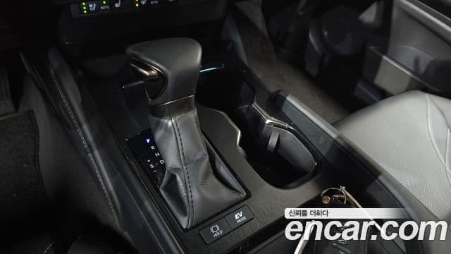 Lexus ES300h 2025 — ფოტო 2/33