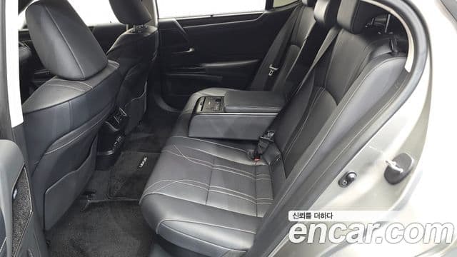 Lexus ES300h 2025 — ფოტო 25/33