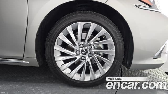 Lexus ES300h 2025 — ფოტო 10/33