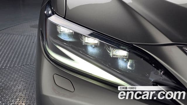 Lexus ES300h 2025 — ფოტო 18/33