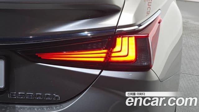 Lexus ES300h 2025 — ფოტო 29/33