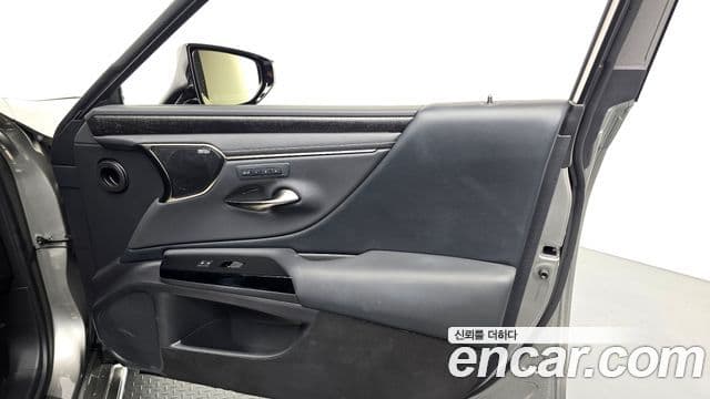 Lexus ES300h 2025 — ფოტო 32/33