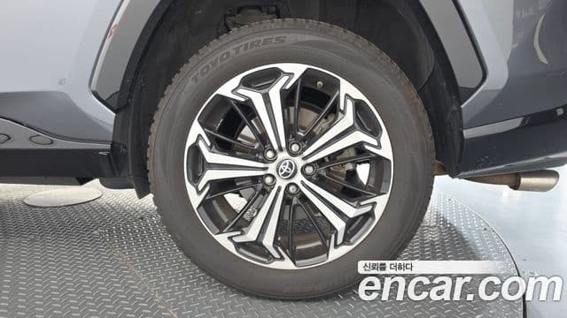 Toyota RAV4 2023 — ფოტო 33/35