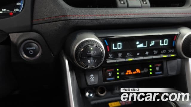 Toyota RAV4 2023 — ფოტო 26/35