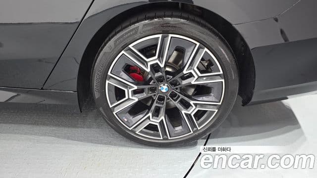 BMW 5 Series 2025 — Photo 21/32