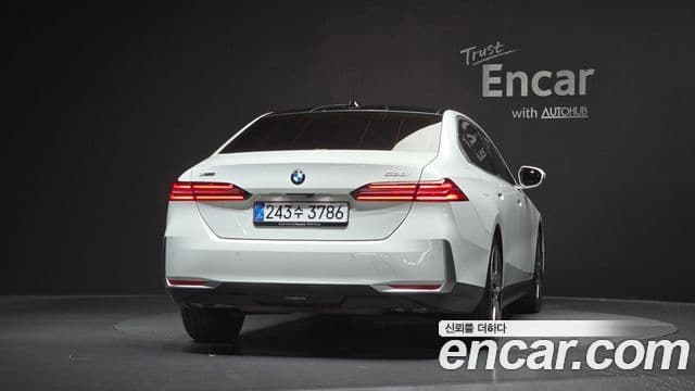 BMW 5 Series 2025 — Photo 24/33