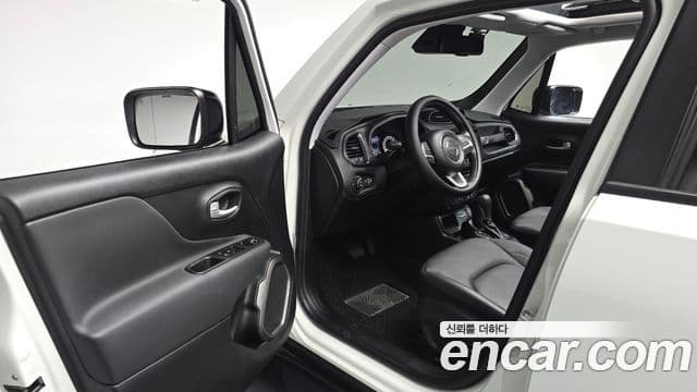 Jeep Renegade 2023 — Photo 27/34