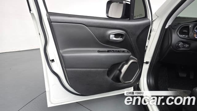 Jeep Renegade 2023 — Photo 2/34