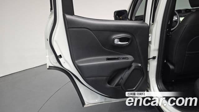 Jeep Renegade 2023 — Photo 7/34