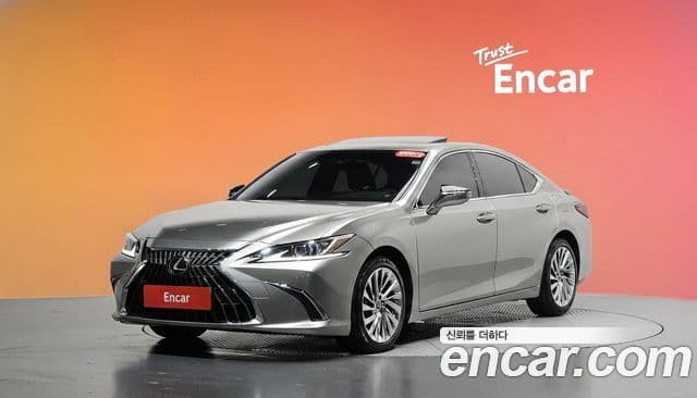 Lexus ES300h 2023 — Фото 1/20