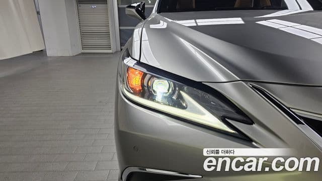 Lexus ES300h 2023 — ფოტო 18/31