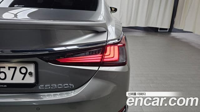 Lexus ES300h 2023 — ფოტო 1/31