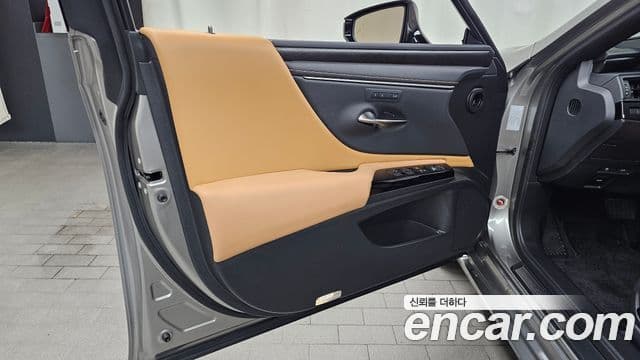 Lexus ES300h 2023 — ფოტო 25/31