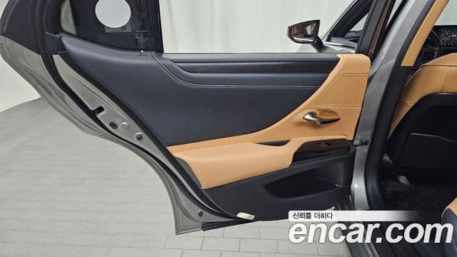 Lexus ES300h 2023 — ფოტო 5/31