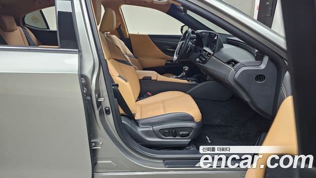 Lexus ES300h 2023 — ფოტო 10/31