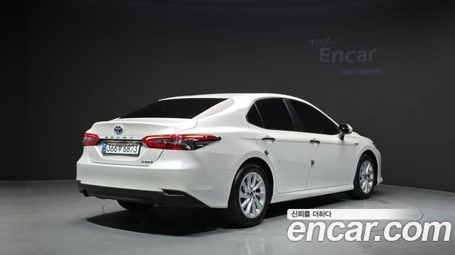 Toyota Camry 2022 — ფოტო 27/30