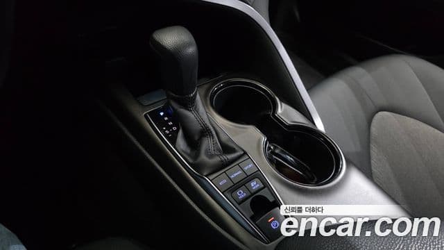 Toyota Camry 2022 — ფოტო 13/30