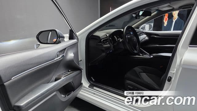 Toyota Camry 2022 — ფოტო 1/30