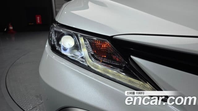 Toyota Camry 2022 — ფოტო 17/30